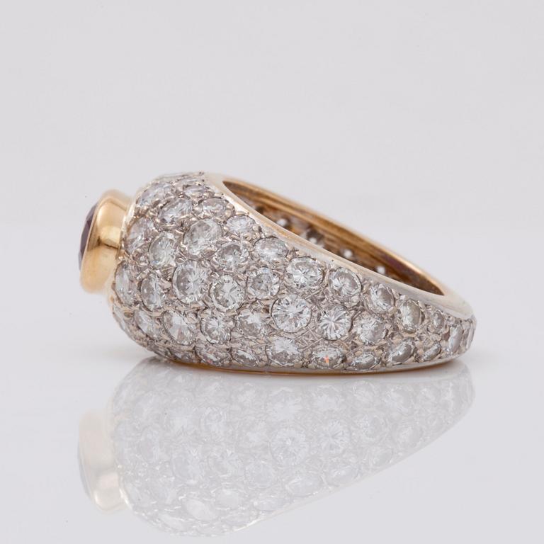 RING med briljantslipade diamanter totalt ca 3.60 ct samt rubin ca 1.10 ct.