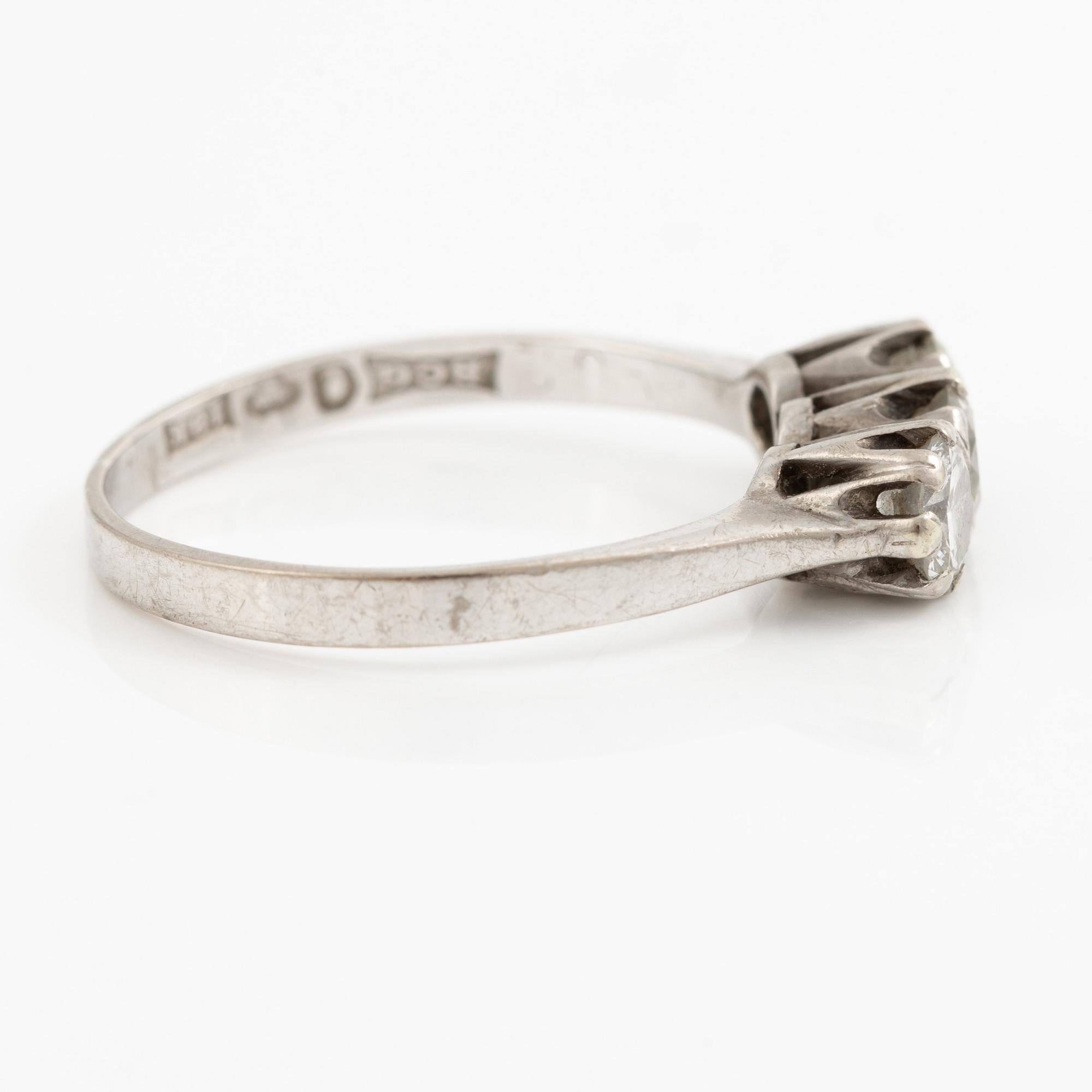 Ring, 18K white gold with three brilliant-cut diamonds totalling 0.92 ct.