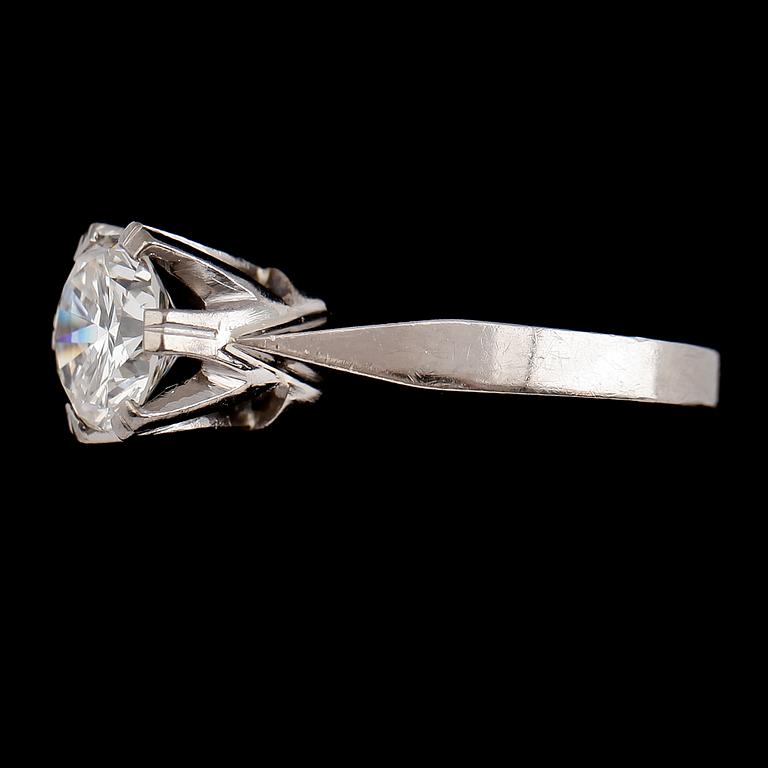 RING, 18 k vitguld, solitär briljantslipad diamant 2.01 ct.