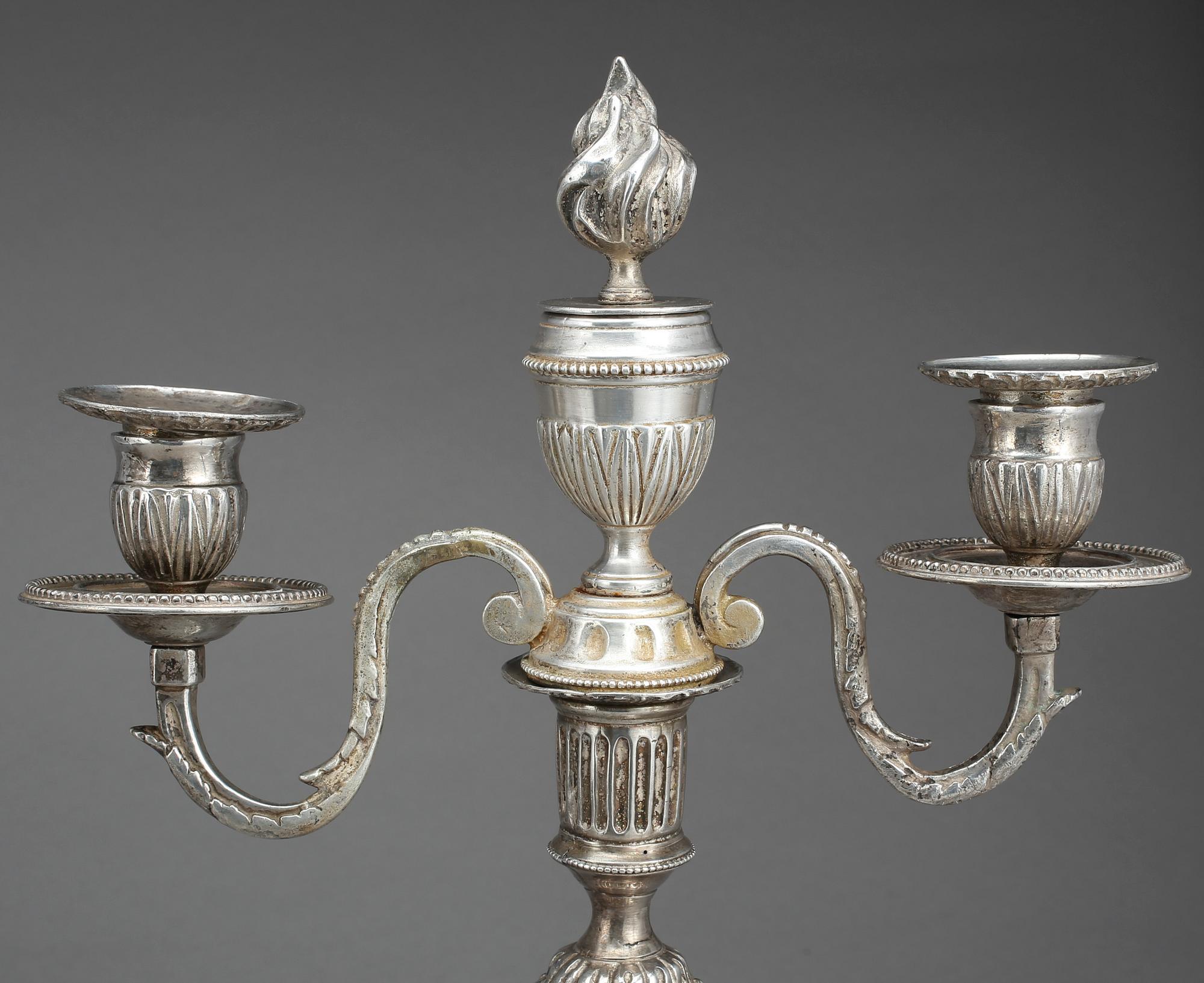KANDELABRAR, ett par, försilvradmetall, Louis XVI, omkr år 1800.