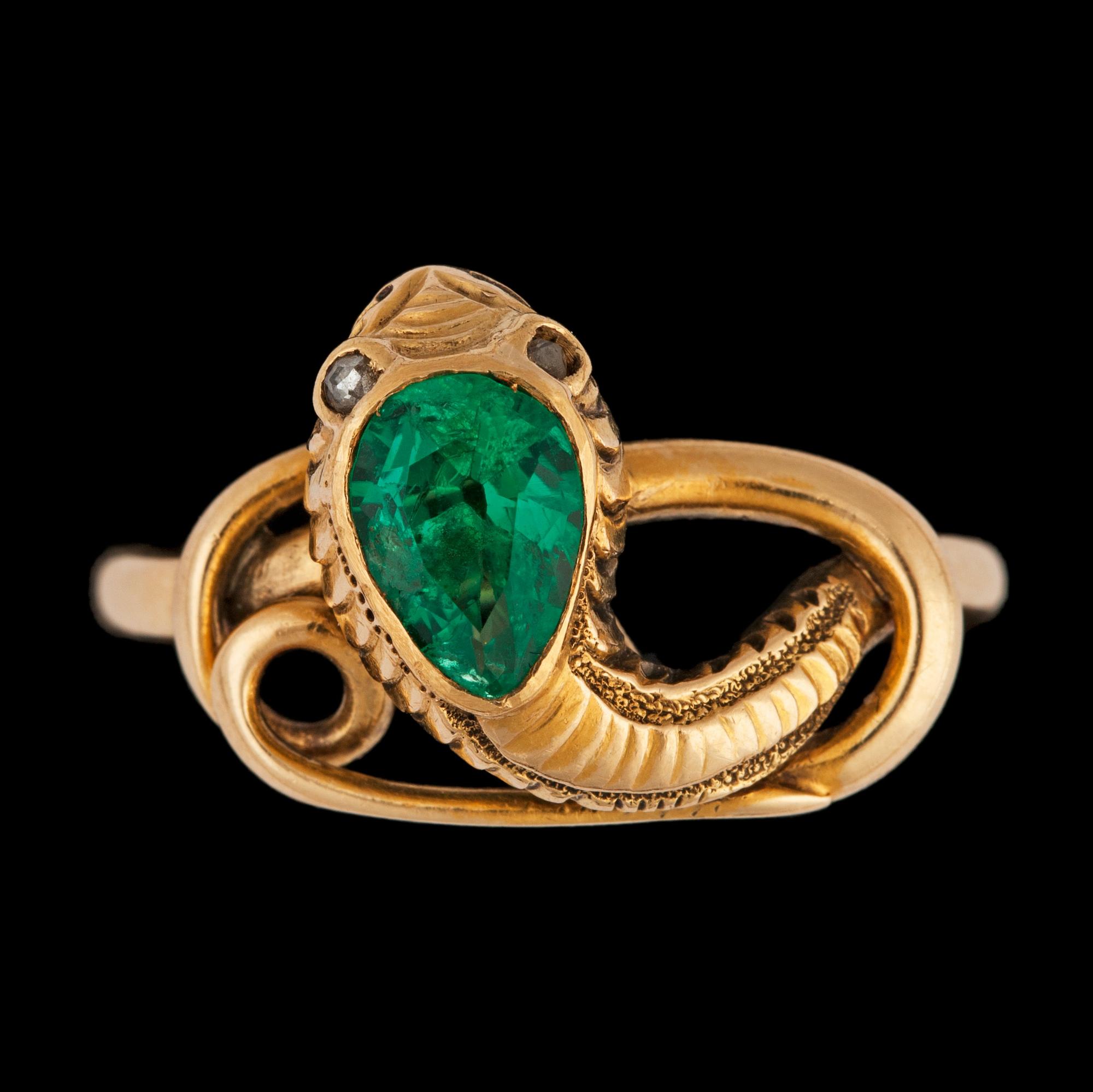 An emerald snake ring, 0.59 cts.
