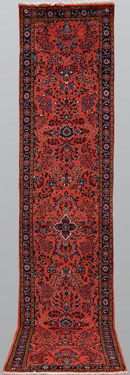 Gallerimatta, Sarouk, ca 393 x 84 cm.