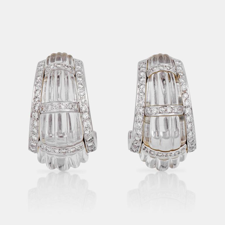 ÖRHÄNGEN med snidad bergkristall samt briljantslipade diamanter, totalt ca 1.00 ct.