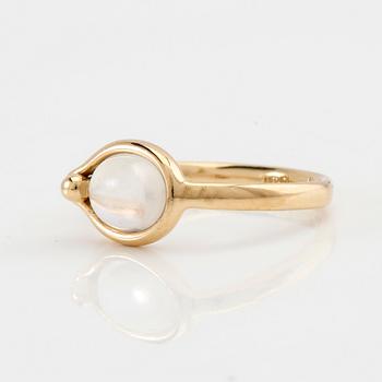 Vivianna Torun Bülow-Hübe, ring modell nr 1418 18K guld med månsten, för Georg Jensen Danmark.