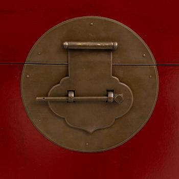 Sängbord/boxar, två snarlika, Kina, 1900-tal.