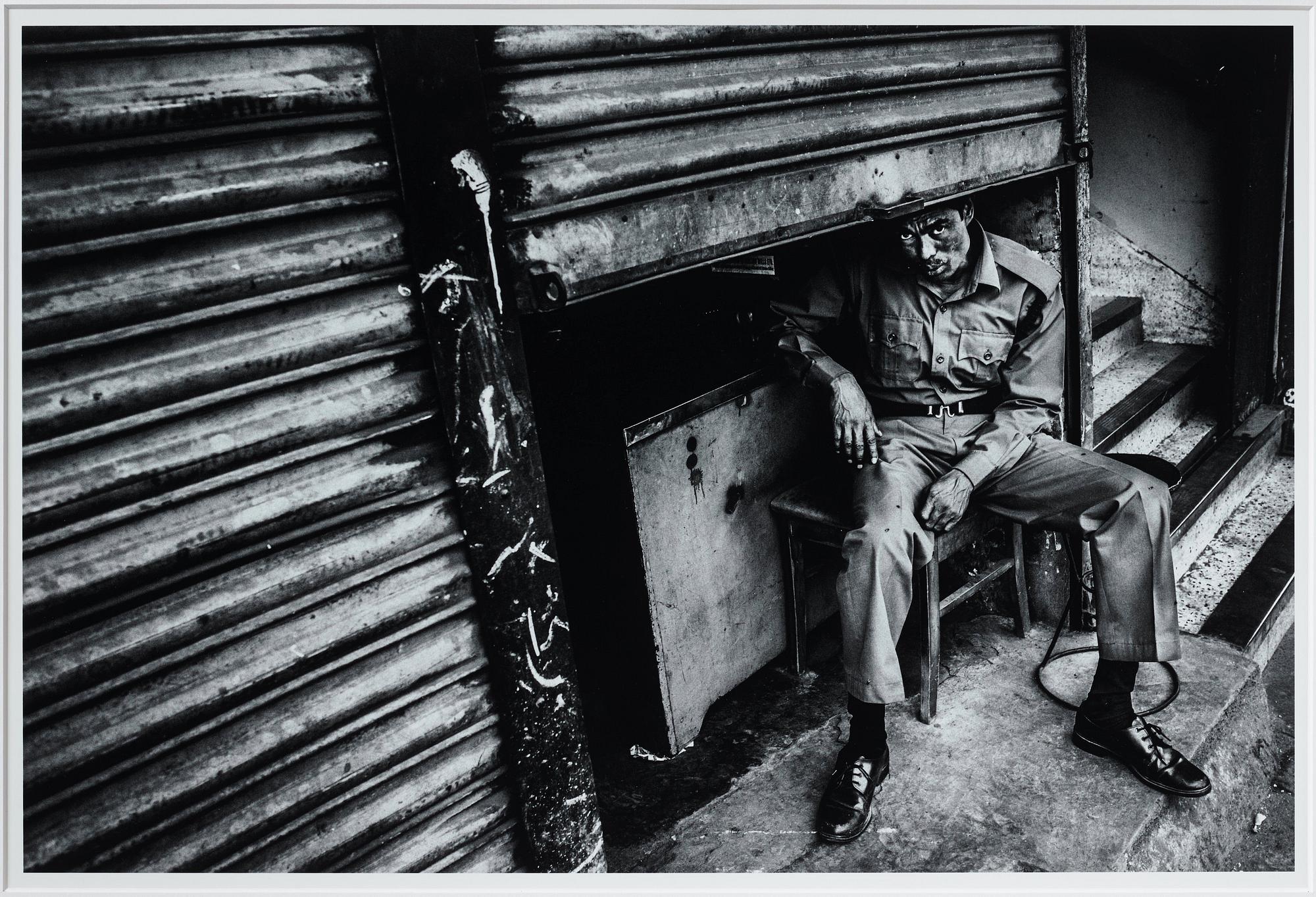 Rahul Talukder, "Man under markis, Dhaka", 2016.