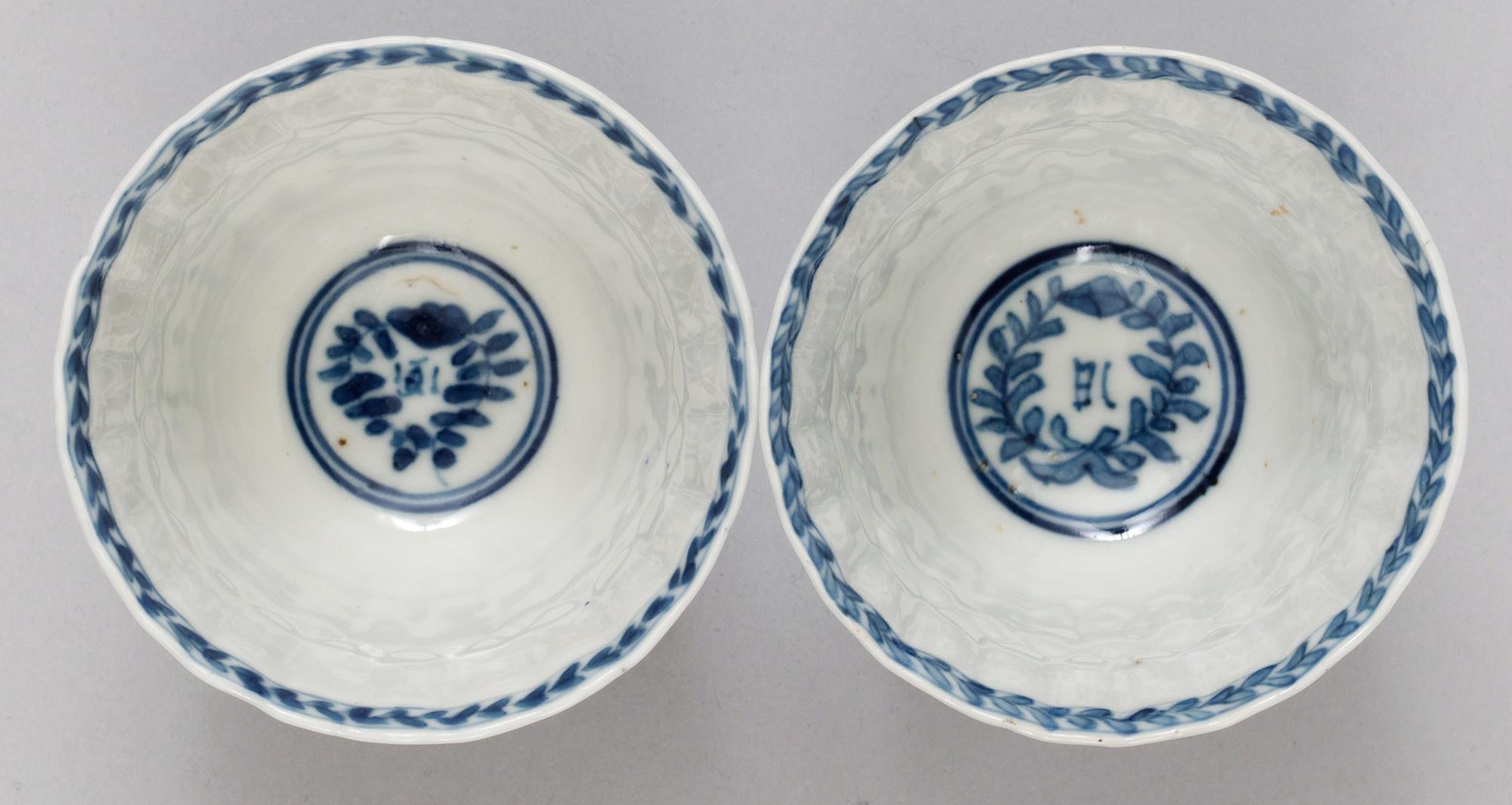 KOPPAR med FAT, ett par, porslin. Qing dynastin, Kangxi (1662-1722).