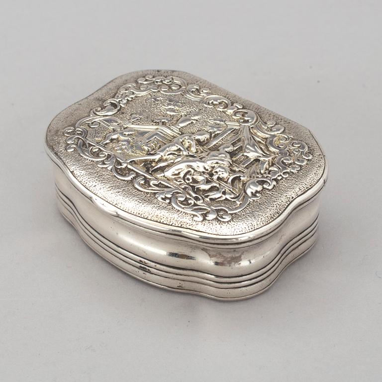 LUKTDOSA, silver, GBL, Stockholm, otydliga åldersstämplar, troligen 1800-talets andra hälft. Vikt ca 94 gram.