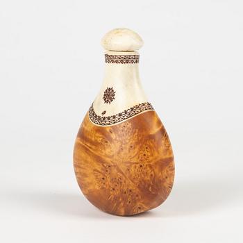 A birch and reindeer horn flask by Esse Poggats, end of the 20th Century.