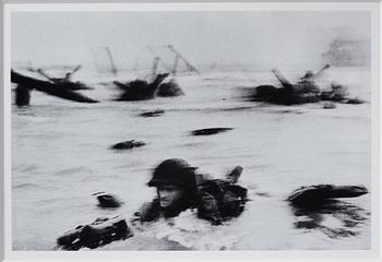 Robert Capa, "American troops landing on Omaha Beach, D-Day", 1944.