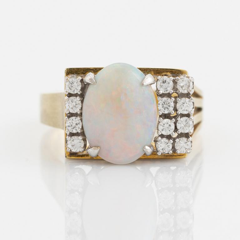 Ring, 14K guld med opal och briljantslipade diamanter.