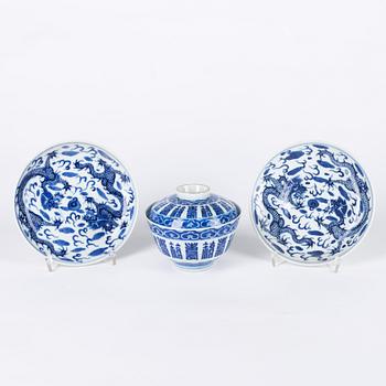 Two Chinese blue and white dishes and a bowl with cover, 20th century.