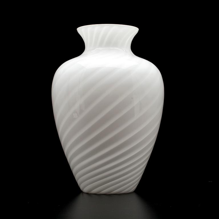 VAS, vit filigran glas, signerad Venini 1986.