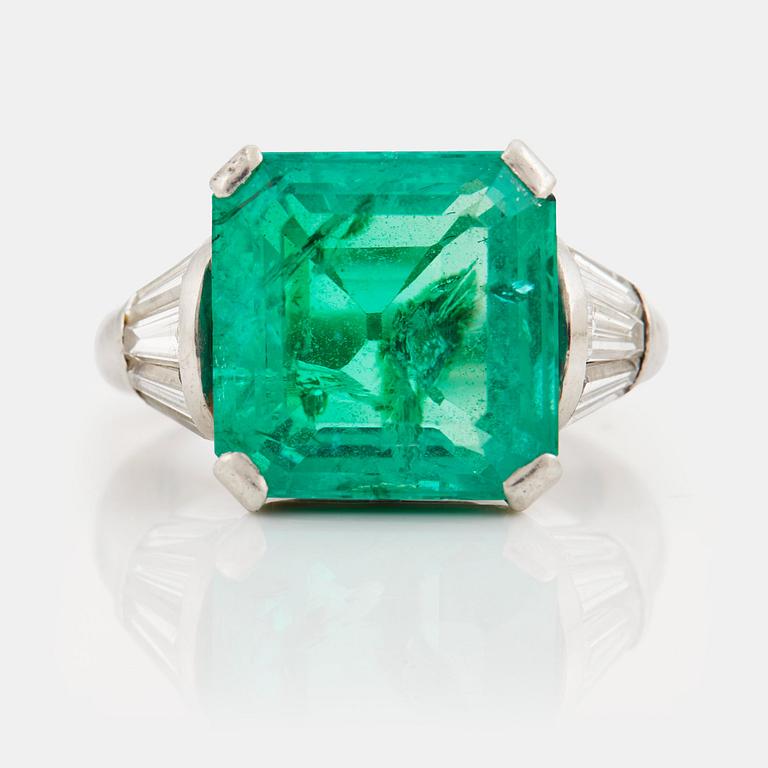 RING, med colombiansk smaragd ca 7.20 ct samt trapetsslipade diamanter cirka 1.50 ct.