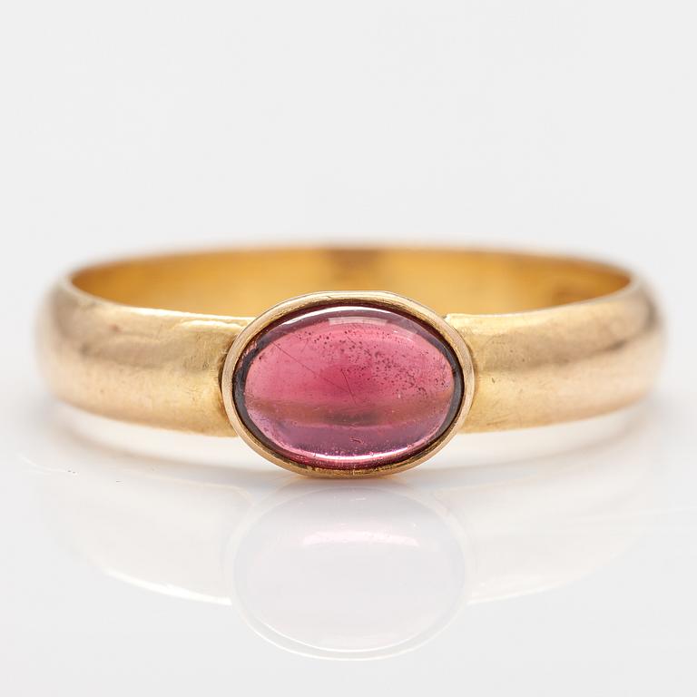 RING, 18K guld, granat. Westerback, Helsingfors 1969.