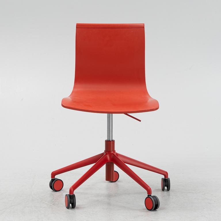 A 'Serif 5 star base' swivel chair, Massproductions.