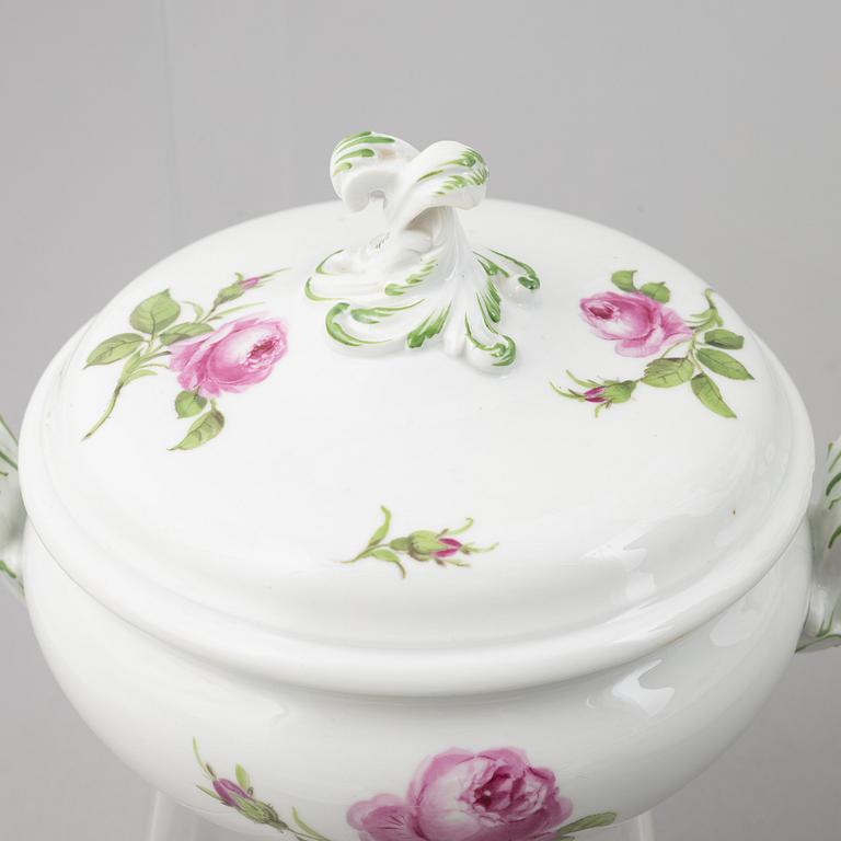 Te- och kaffeservis, 28 delar, samt tvättfat med kanna, porslin, Meissen, omkring år 1900.