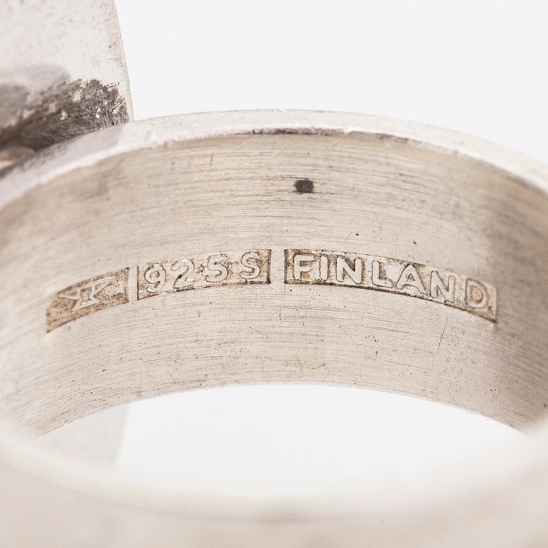 Elis Kauppi, Ring, sterlingsilver och mossagat. Kupittaan kulta, Åbo.