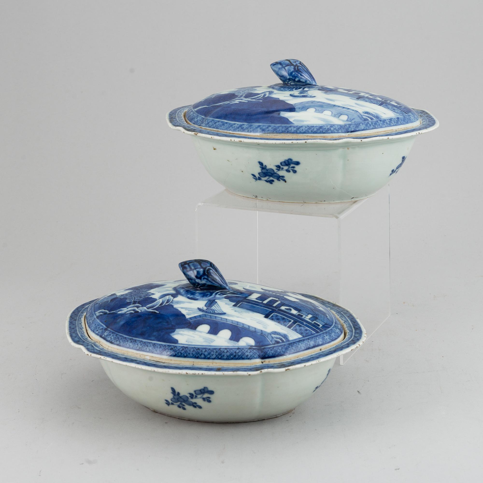A pair of blue and white porcelain tureens with covers, Qing dynasty, Jiaqing.