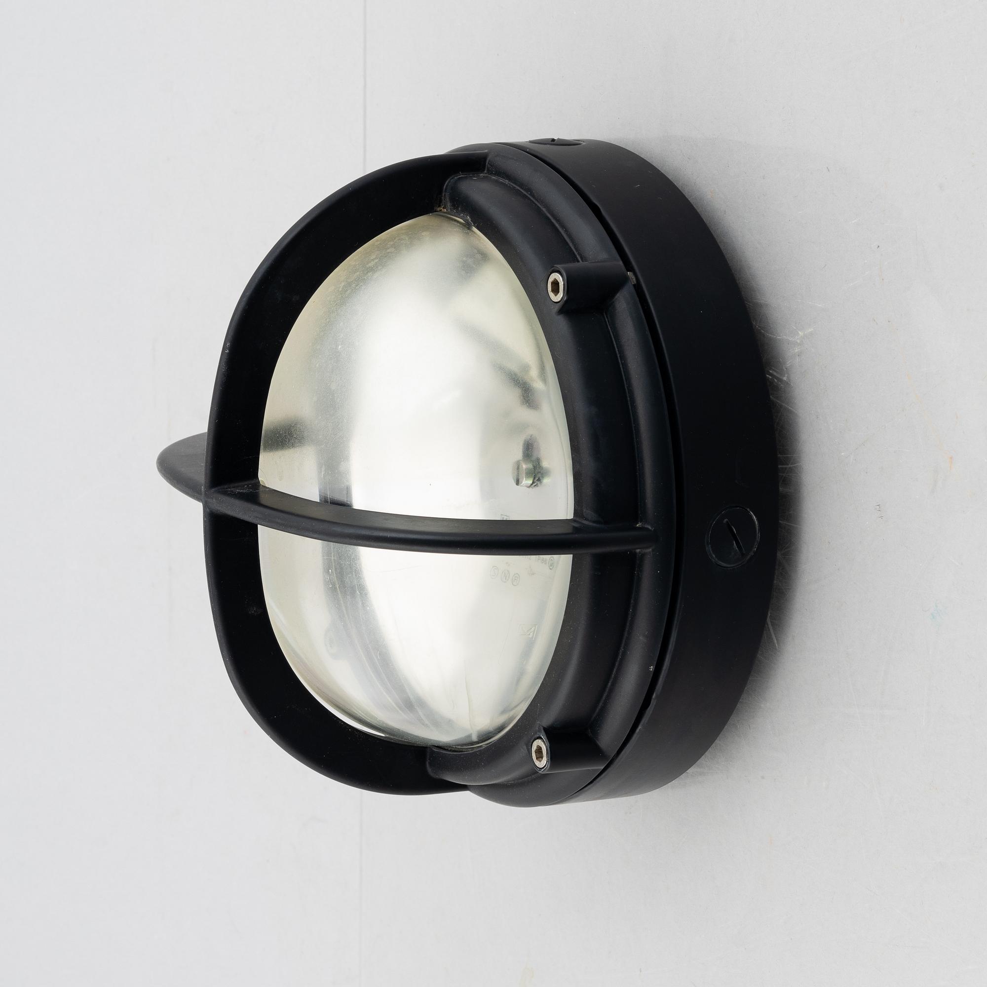 Lauritz Knudsen, vägglampa för utomhusbruk, "Skot", Louis Poulsen, Danmark.