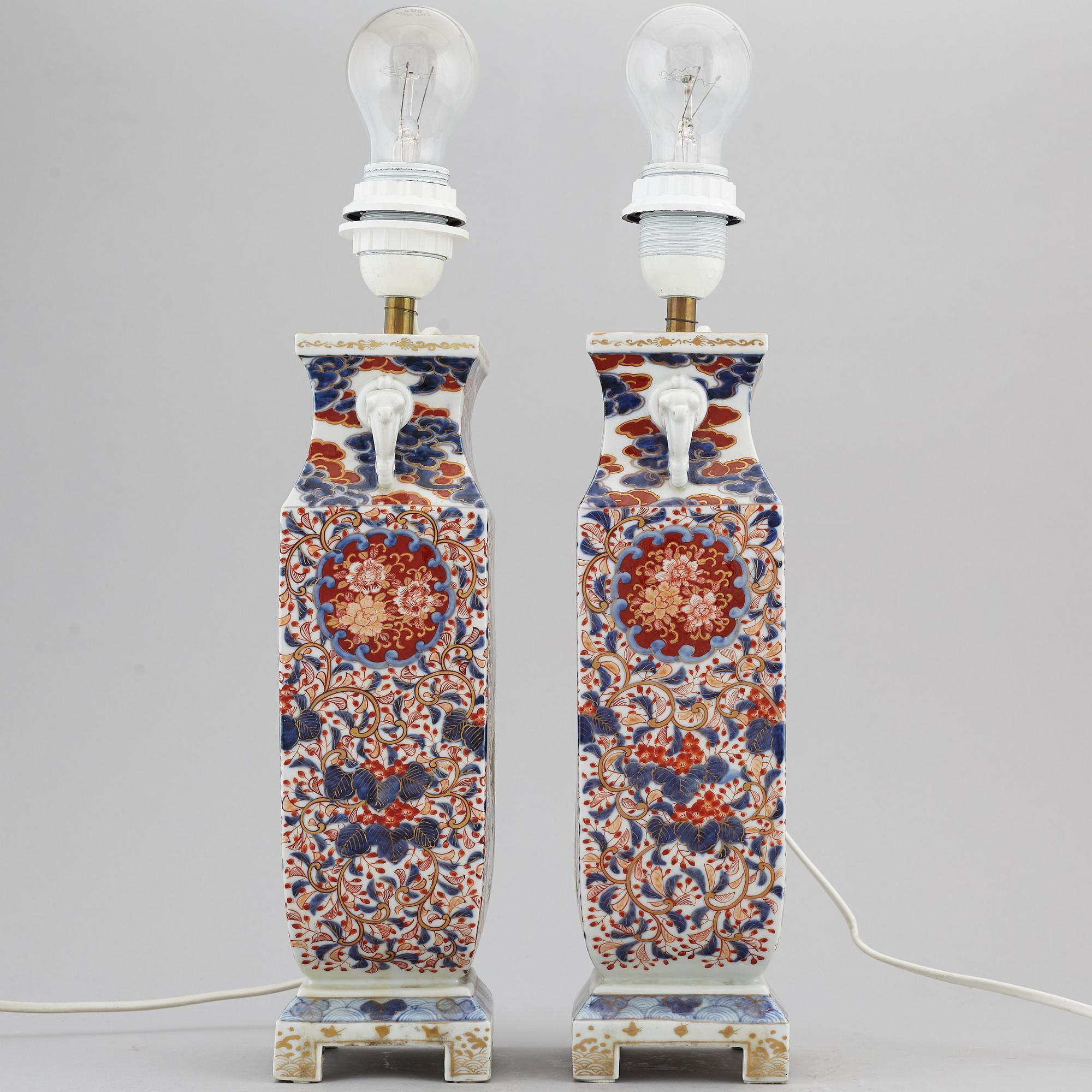 VASER omgjorda till BORDSLAMPOR, ett par, porslin. Japan, 1800-tal.