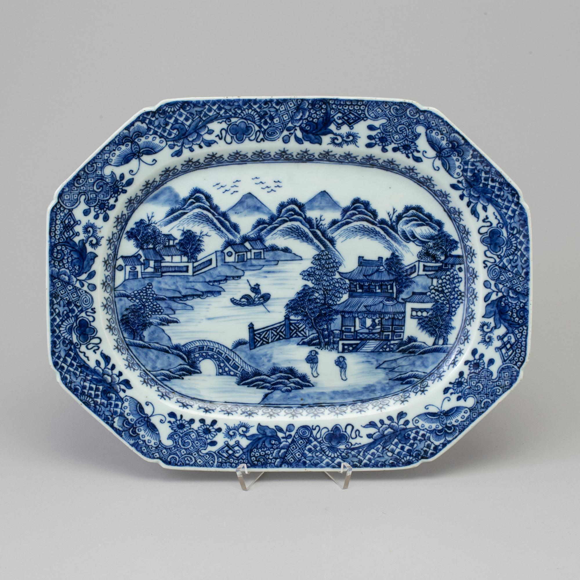 A blue and white serving dish, Qing dynasty, Qianlong (1736-95).