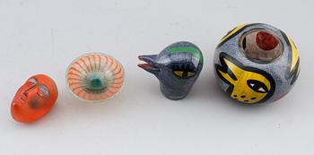 SAMLING GLASFÖREMÅL, 4 delar, bl a Bertil Vallien, Kosta Boda.