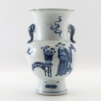 Vase porcelain China late Qing.