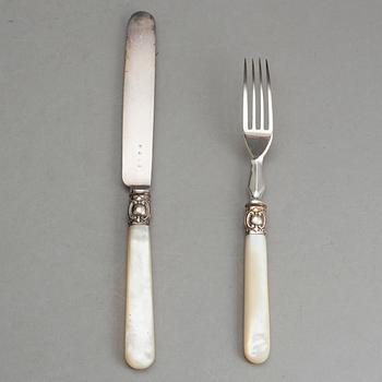 BESTICKUPPSÄTTNING, i schatull, nysilver och pärlemor, 1800-talets slut.