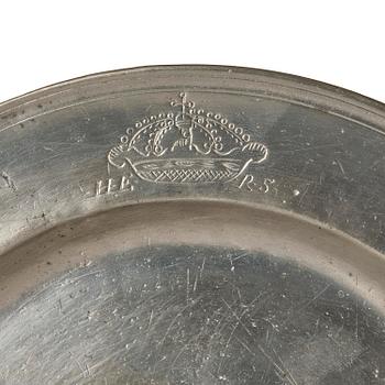 Tallrik, ur Hedvig Eleonoras Strömsholmsservis, av Nicholas Kelk (mästare i London 1638-88), daterat 1680.