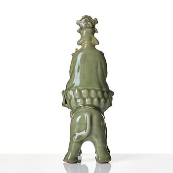 Guanyin, keramik. Troligen Longquan, Mingdynastin 1600-tal.