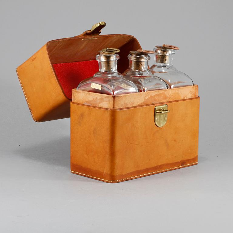 RESESCHATULL, läder med BRÄNNVINSFLASKOR, 3 st, Pukeberg, omkring 1900-talets mitt.