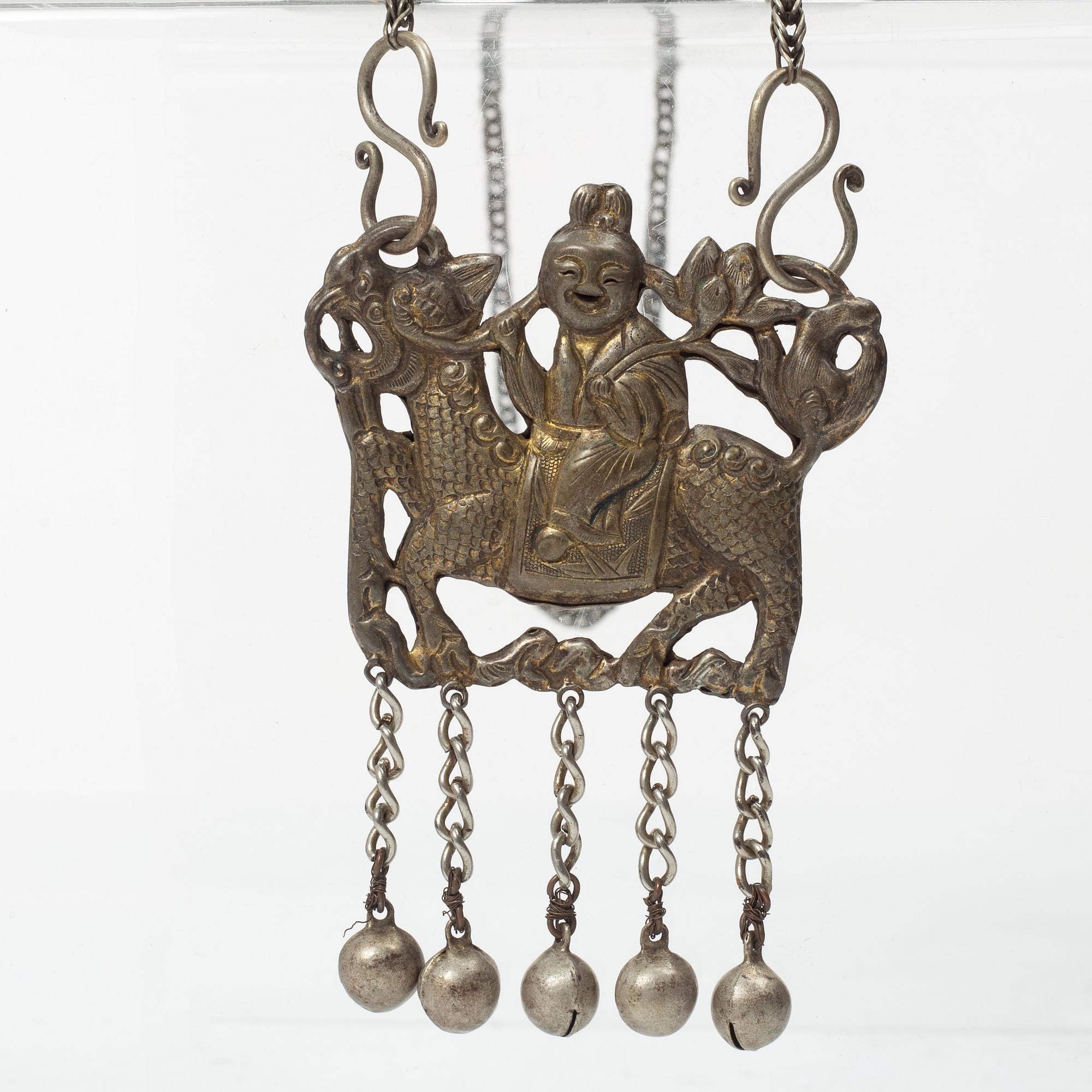 Amuletter, fyra stycken, vitmetall samt fyra hårsmycken delvis i silver, Kina, 1900-tal.