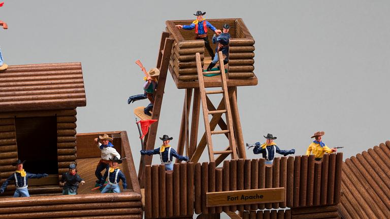 A SET OF WESTERN FIGURES AND FORT BY OEHME & SÖHNE GERMANY AND TIMPO TOYS ENGLAND.