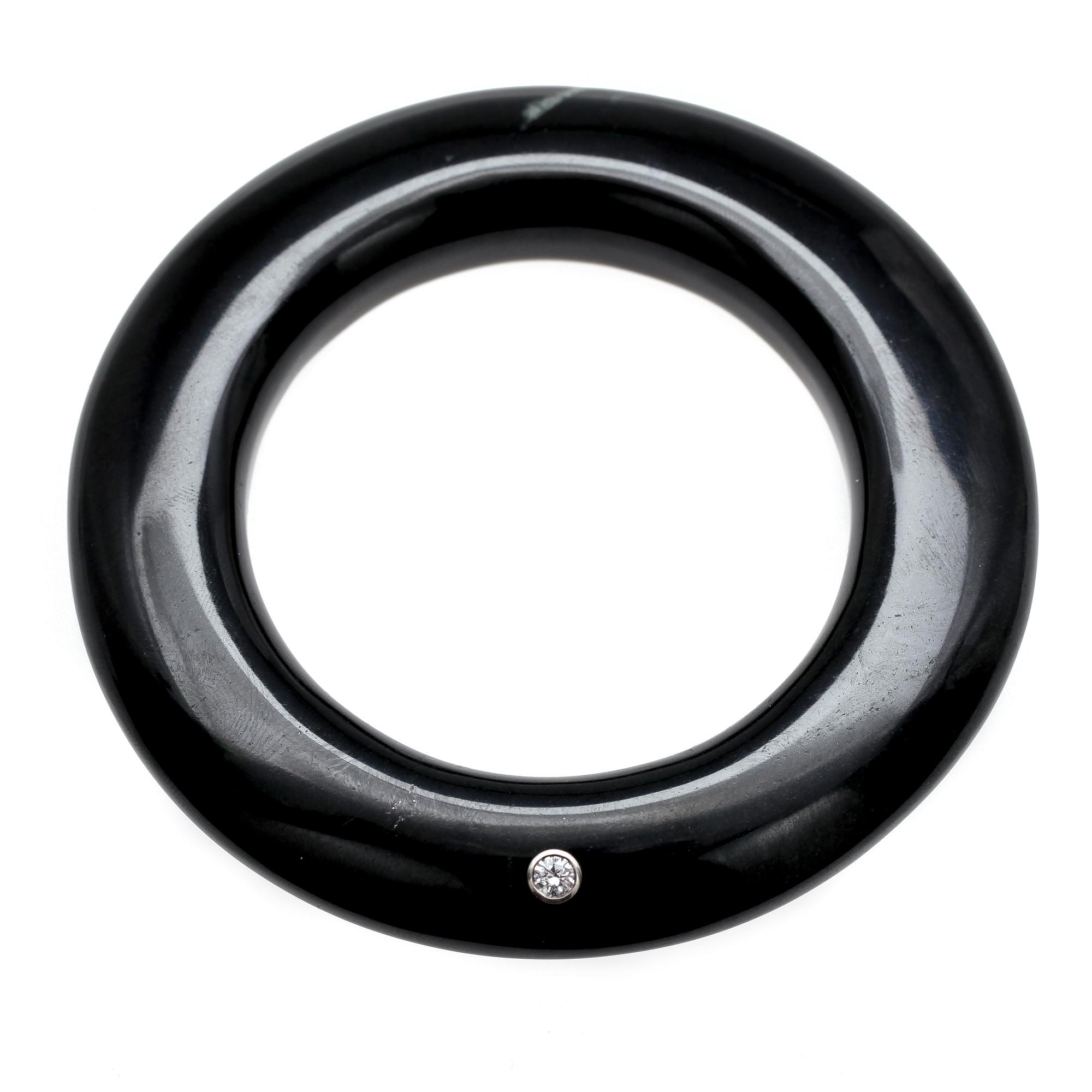 BANGLE, onyx set with brilliant cut diamond, 0.24 cts.