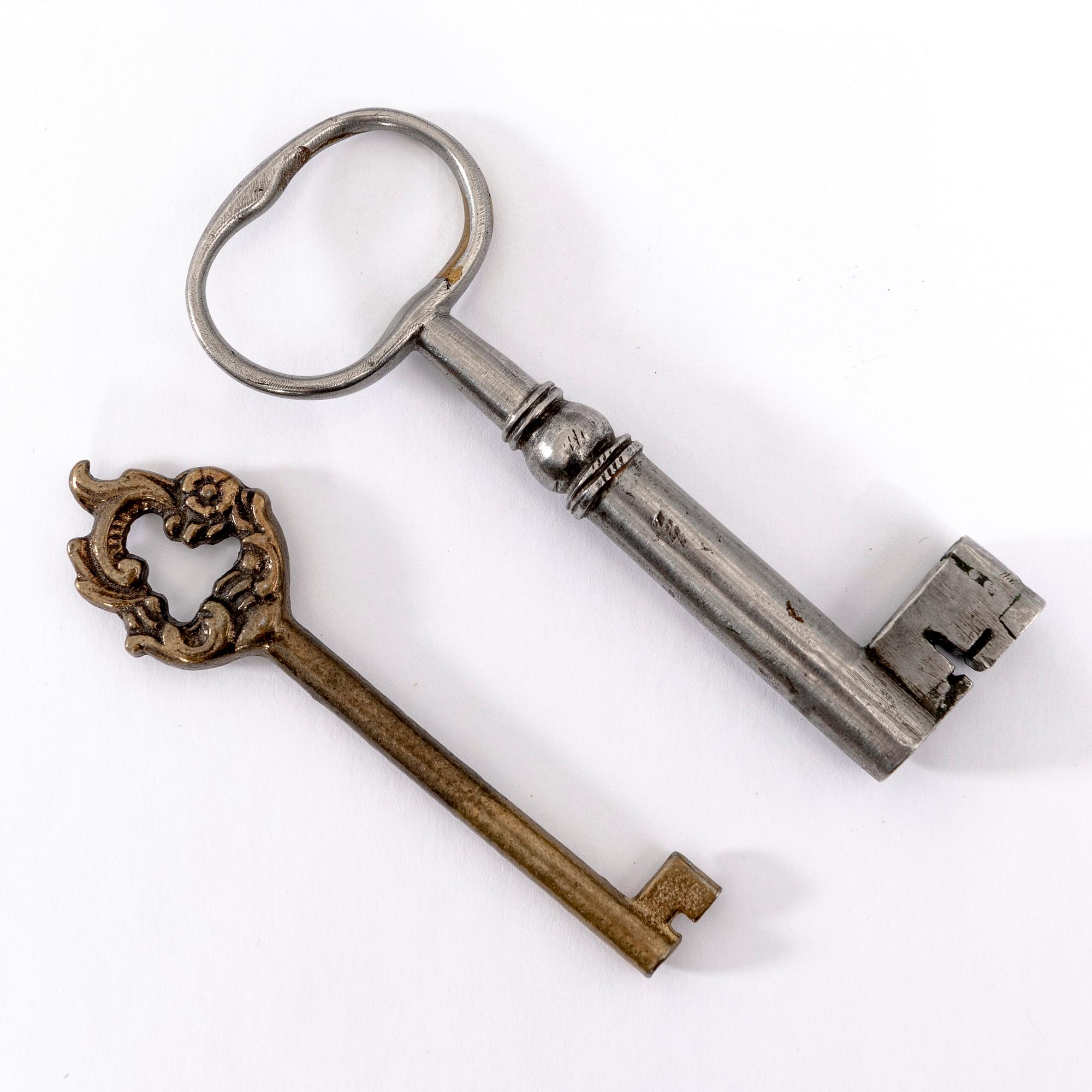 A late Gustavian dresser around 1800.