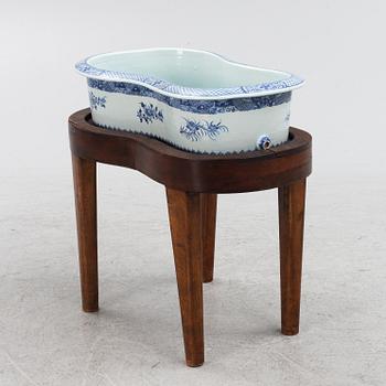 A blue and white bidet with a wooden stand, Qing dynasty, Qianlong (1736-95).