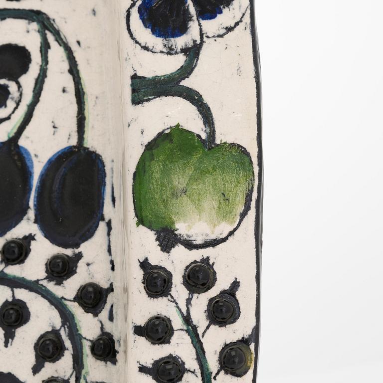 Birger Kaipiainen, a decorative ceramic plate, signed Kaipiainen.
