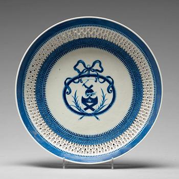 634. A blue and white armorial dish, Qing dynasty, circa 1790.