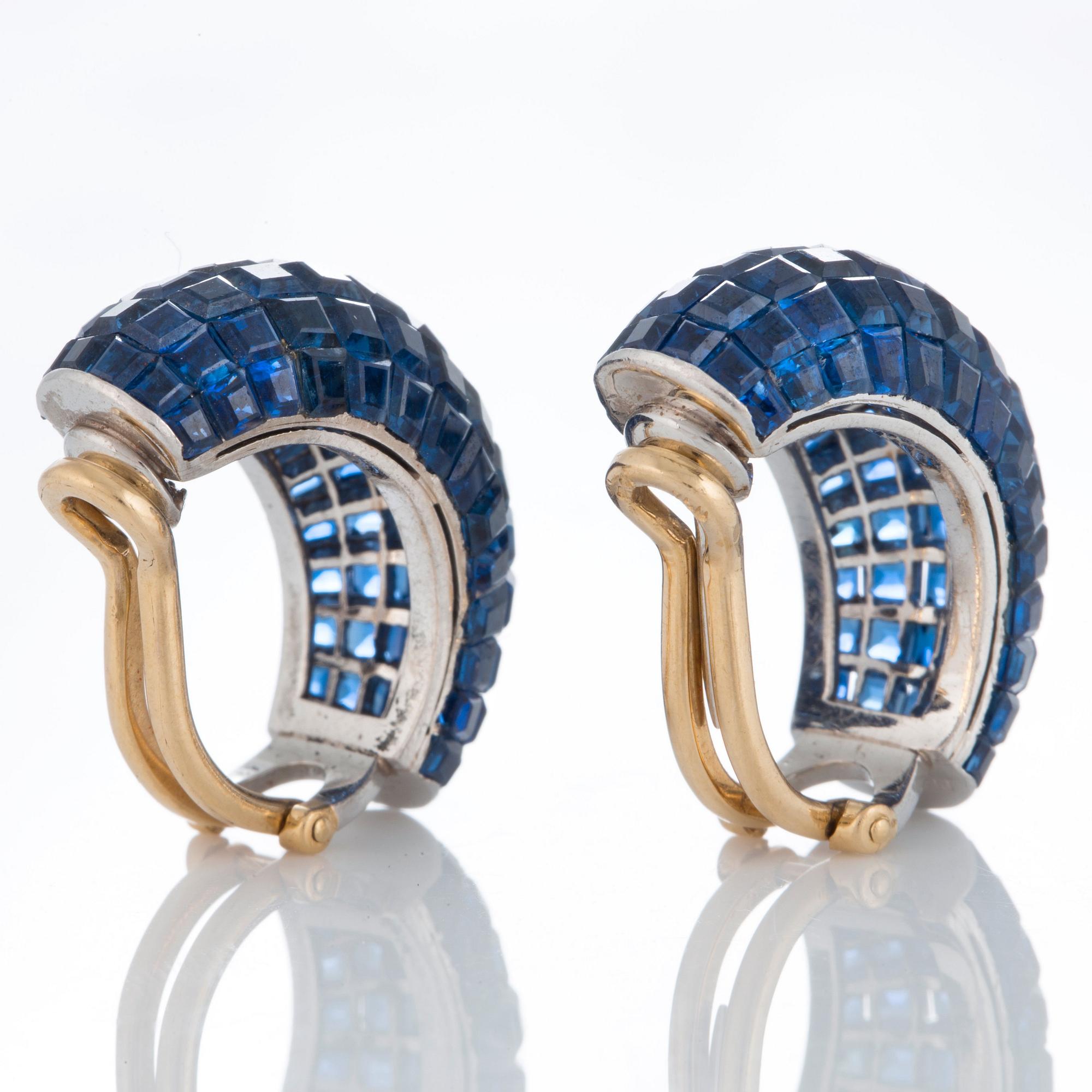 Ett par örhängen med carréslipade safirer 14.93 ct enligt gravyr platina och 18K guld.