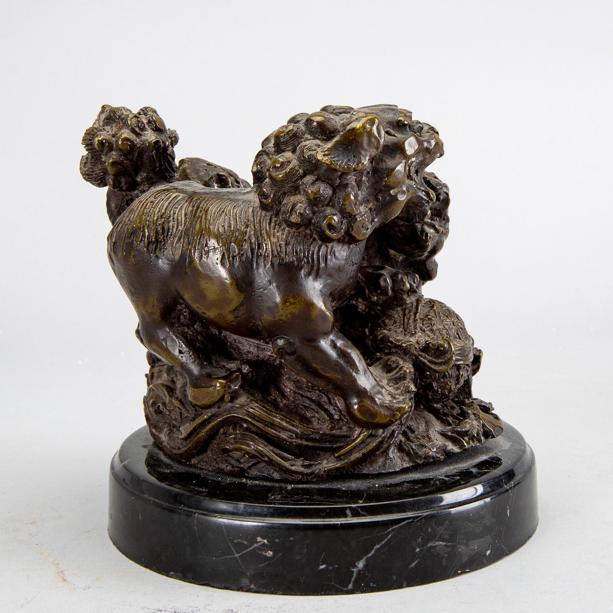 Ytterfoder porslin samt skulptur/pappersvikt, brons. Kina, omkring 1900.