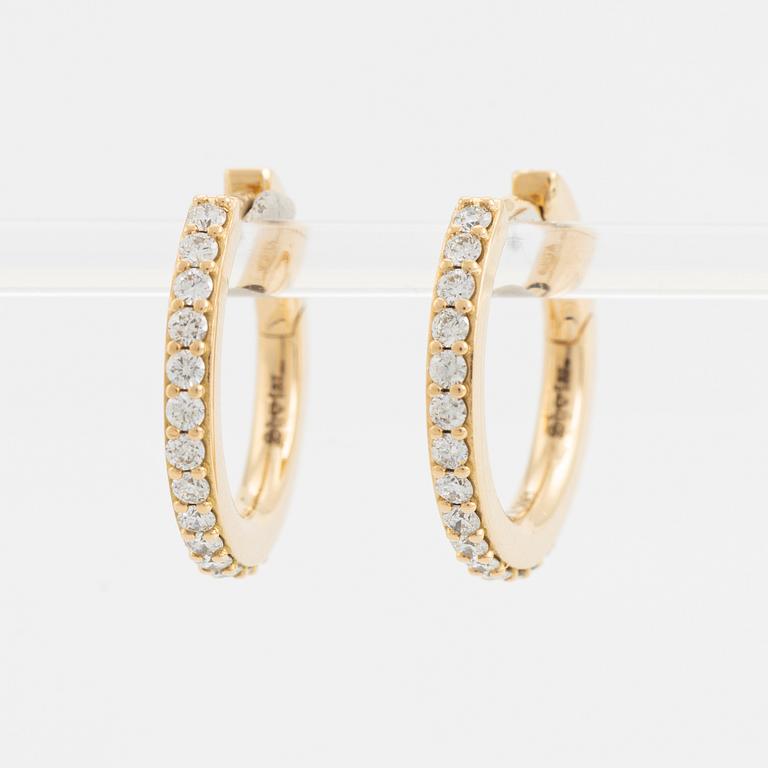 Örhängen kreoler med briljantslipade diamanter.