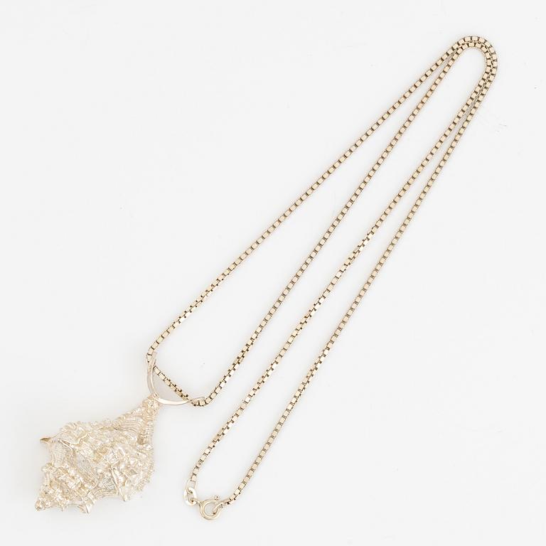 Eric Scott-Robbert, Pendant in the shape of a shell, silver, with chain silver.