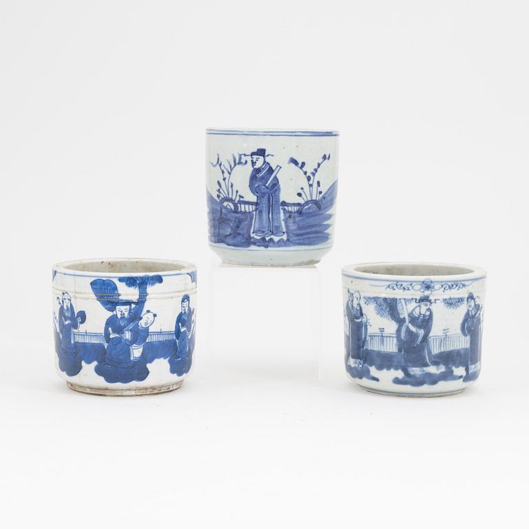 A group of three Chinese porcelain censer or flower pots, late Qingdynasty, 19th/20th Century.