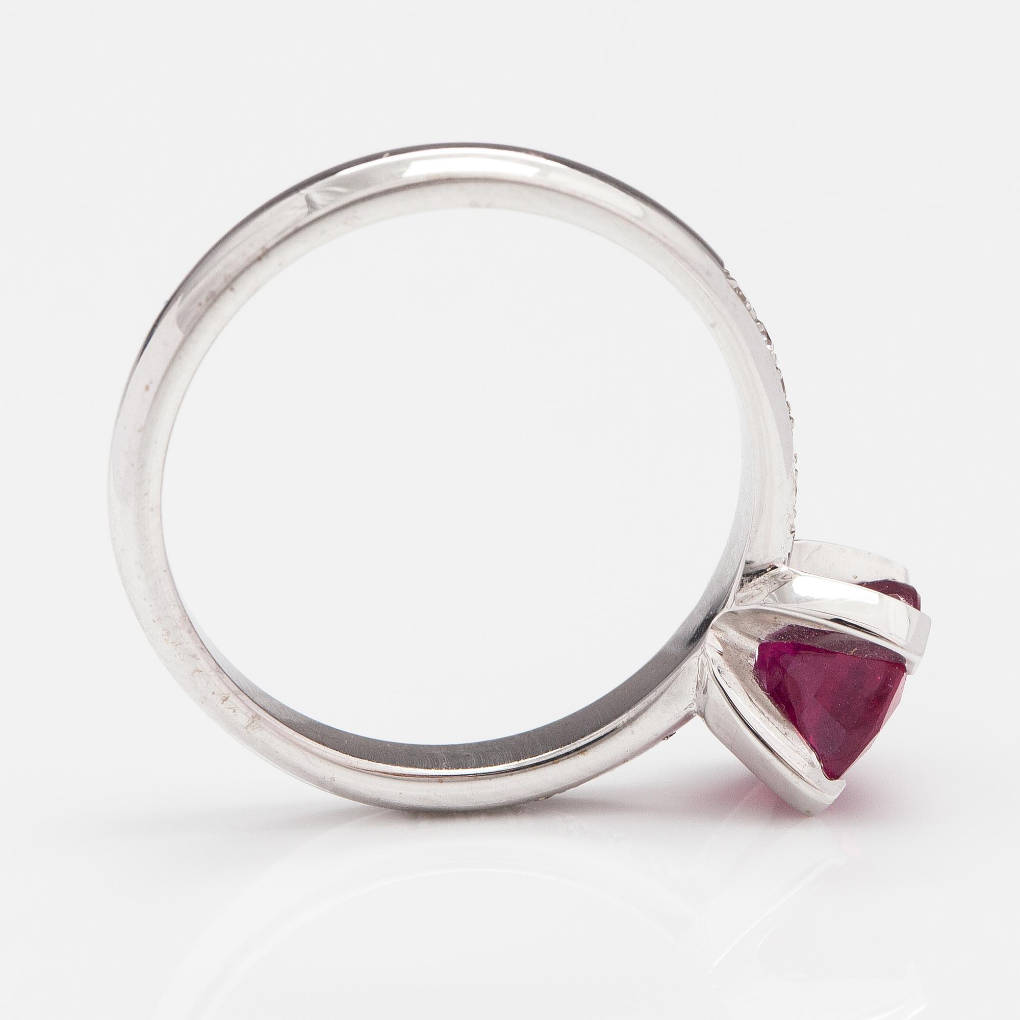 SORMUS, 14K valkokultaa, lyyijylasikäsitelty rubiini n. 1.82 ct ja timantteja n.0.15 ct yht.