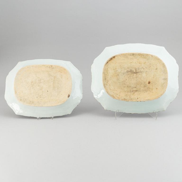Stekfat, två stycken, kompaniporslin. Qingdynastin, Qianlong (1736-95).