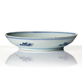 A blue and white dish and tea caddy, Tianqi/Chongzhen, mid 17th century.