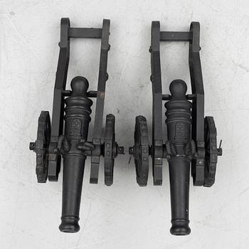 A pair of cast-iron modell canons, 20th century.