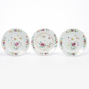 A group of five Chinese export porcelain famille rose plates, Qing dynasty, Qianlong (1736-95).