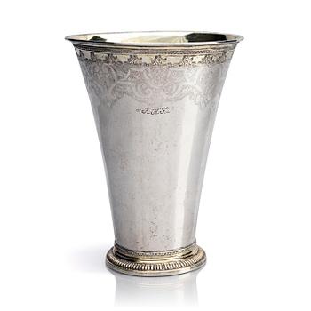 227. Henrik Jakob Losch, bägare, delvis förgyllt silver, Stockholm 1749. Rokoko.
